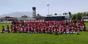 Futbol yaz spor okulu 400’ü aşkın öğrenciyle devam ediyor