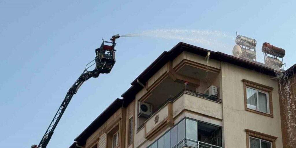 Gaziantep’te 6 katlı binanın çatısında yangın