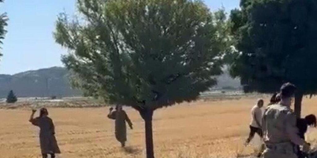 Gaziantep’te kaza yapan aracı kaldırmaya giden jandarmaya saldırdılar