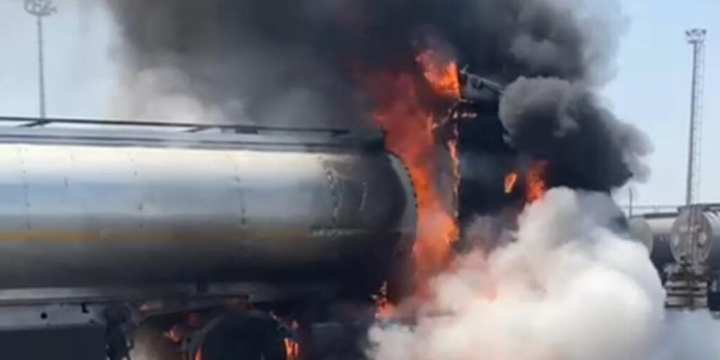 Habur’da akaryakıt yüklü tanker alev alev yandı