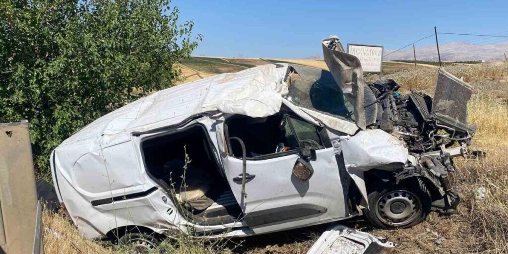 Hafif ticari araç şarampole yuvarlandı: 1 ağır yaralı