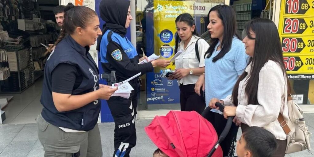 Hakkari polisi vatandaşları bilgilendirmeye devam ediyor