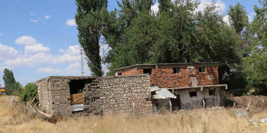İHA, PKK’nın kurulduğu barakayı görüntüledi