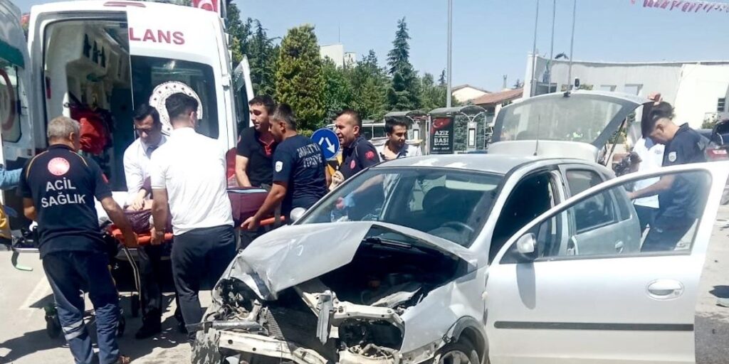 İki otomobil çarpıştı: 4 kişi yaralandı