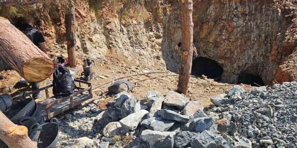 Kaçak krom madeni çıkaran 3 şahıs suçüstü yakalandı
