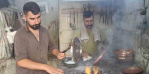 Kalay ustalarının 200 dereceyi bulan sıcaklıkta zorlu mesaisi