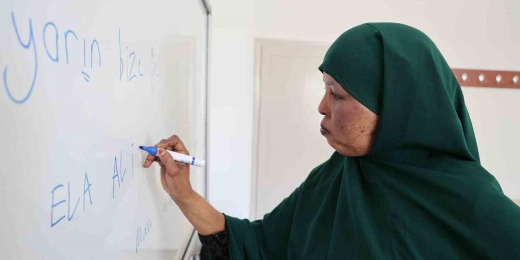 Kanser hastası annesi için 6 bin kilometre geldi: Tercüman bulamadığı için Türkçe kursuna yazıldı