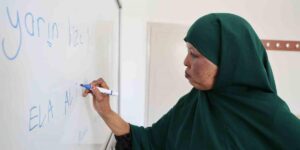 Kanser hastası annesi için 6 bin kilometre geldi: Tercüman bulamadığı için Türkçe kursuna yazıldı