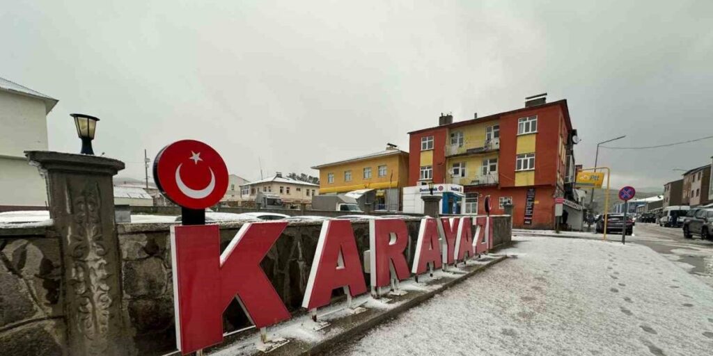 Karayazı’da dolu yağışı etkili oldu