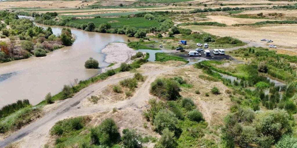 Kardeşini ve yakınını kurtarmak isterken Dicle Nehri’nde kaybolan genci arama çalışmaları havadan görüntülendi