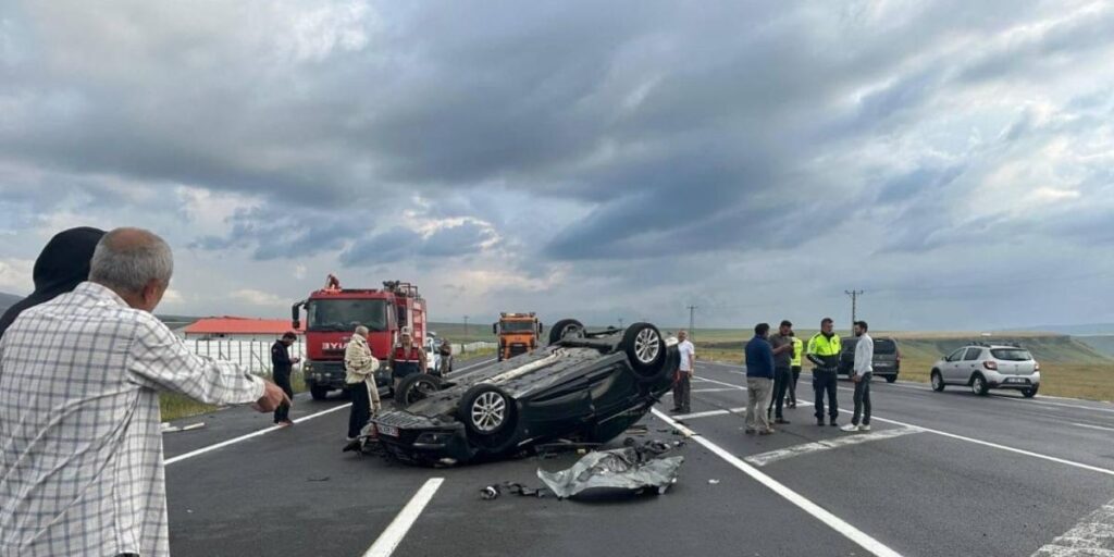 Kars’ta otomobil kamyona çarpıp takla attı