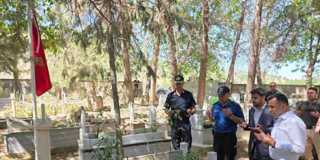 Kaymakam Kadir Algın, deprem şehitliğini ziyaret etti