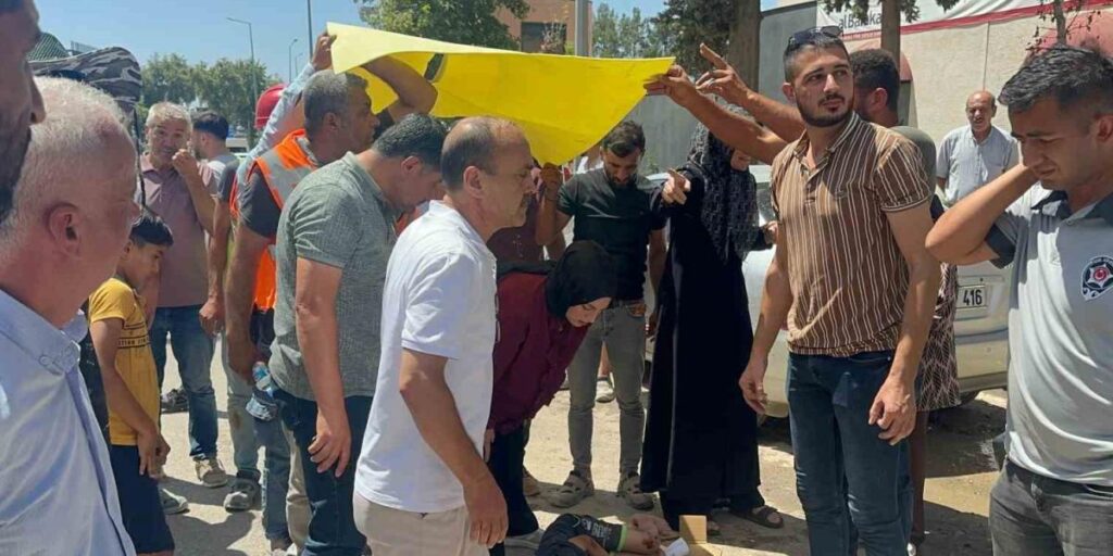 Kaza yerinde inşaat işçilerinden örnek davranış