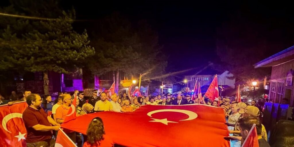 Kemaliyeliler Türk bayraklarıyla şehitleri andı