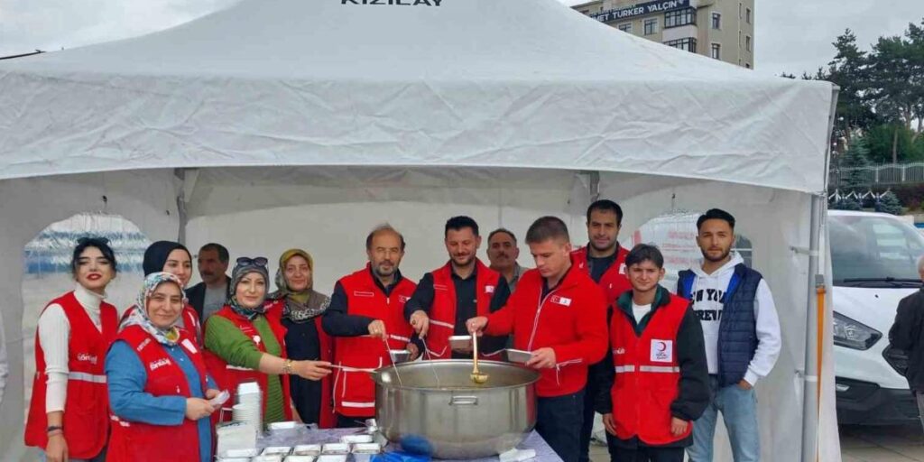 Kızılay aşure dağıttı