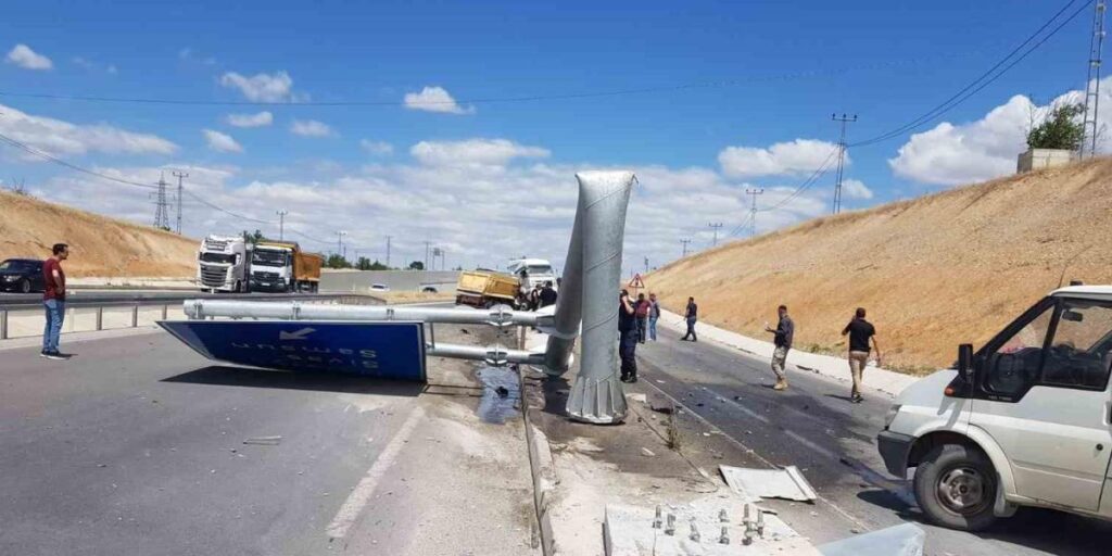 Kontrolden çıkan hafriyat kamyonu yön tabelasına çarptı: 1 yaralı