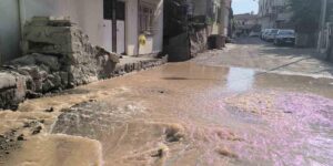 Kurtalan’da içme suyu hattı patladı, çarşı merkezi sular altında kaldı