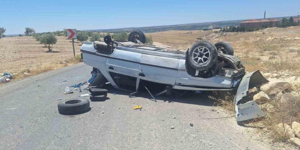 Lastiği yerinden kopan otomobil devrildi: 2 yaralı