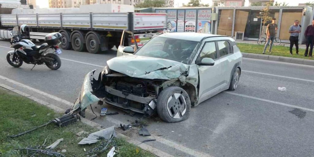 Malatya’da kontrolden çıkan araç refüje çarptı: 3 yaralı