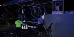 Malatya’da kontrolden çıkan yolcu otobüsü oto yıkamaya daldı: 8 yaralı