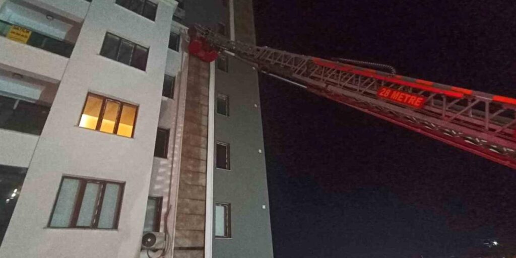 Mardin’de apartman dairesinde çıkan yangın söndürüldü