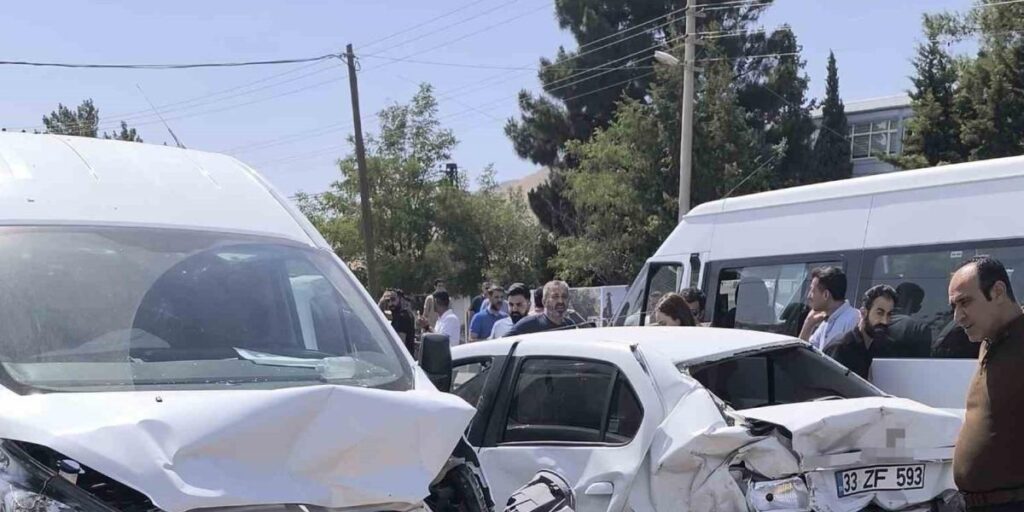 Mardin’de freni patlayan tır, ışıkta bekleyen araçlara çarptı: 7 yaralı