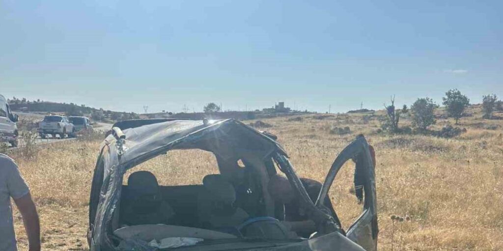 Mardin’de hafif ticari araç takla attı: 4 yaralı