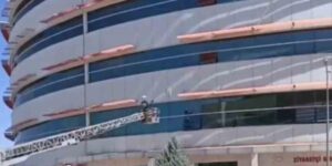 Mardin’de hastanenin dış cephesinde mahsur kalan kedi kurtarıldı