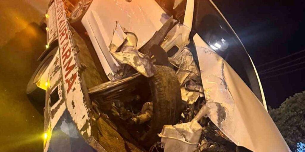 Mardin’de otomobil direğe çarptı: 2 yaralı