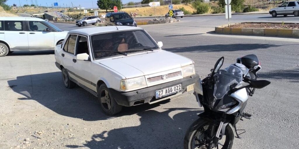 Motosikletle otomobil çarpıştı: 2 yaralı