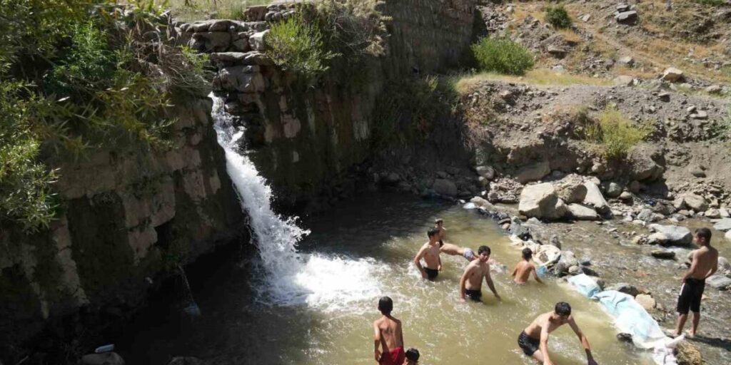 Muşlu çocuklar Çar Çayı’nda serinliyor