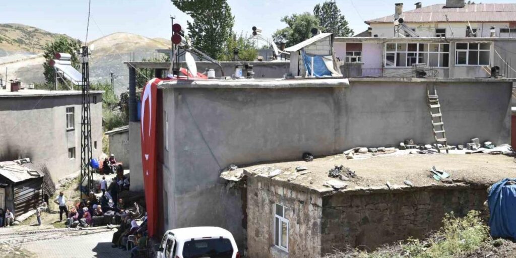 Mutki’de şehidin evine Türk bayrağı asıldı