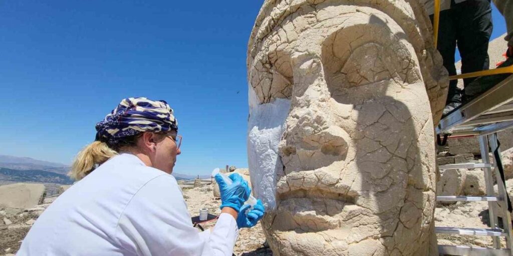 Nemrut Dağı’ndaki heykellere nano kireç enjekte edildi