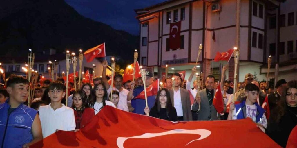 Oltu’da, Millî birlik ve beraberlik yürüyüşü düzenlendi