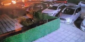 Park halindeki otomobile çarpıp kaçtı: O anlar kamerada