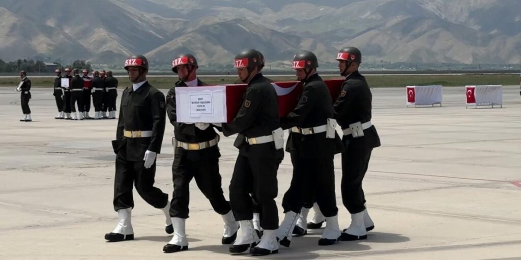 Pençe-Kilit bölgesinde şehit olan askerler için Yüksekova’da uğurlama töreni düzenlendi