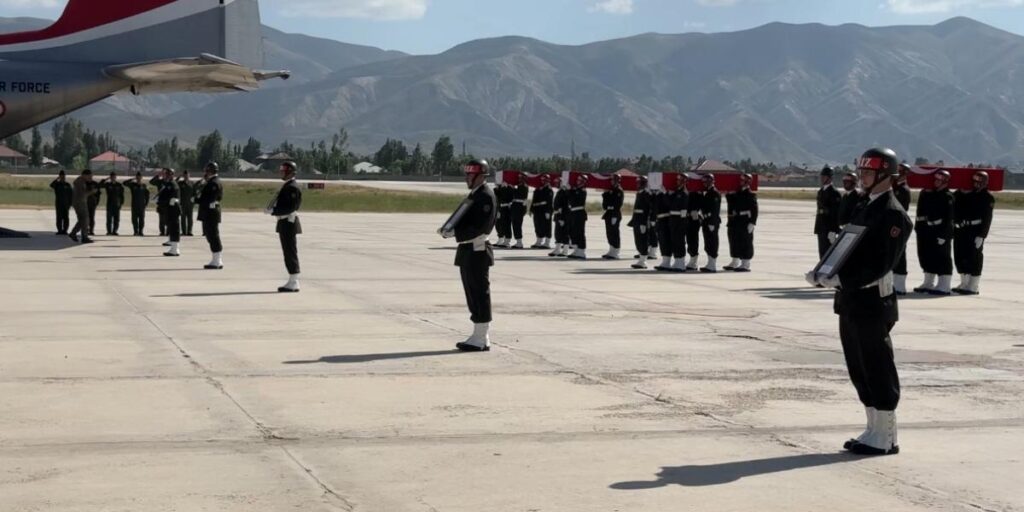 Pençe-Kilit Harekatı bölgesinde şehit olan 6 asker törenle memleketlerine uğurlandı