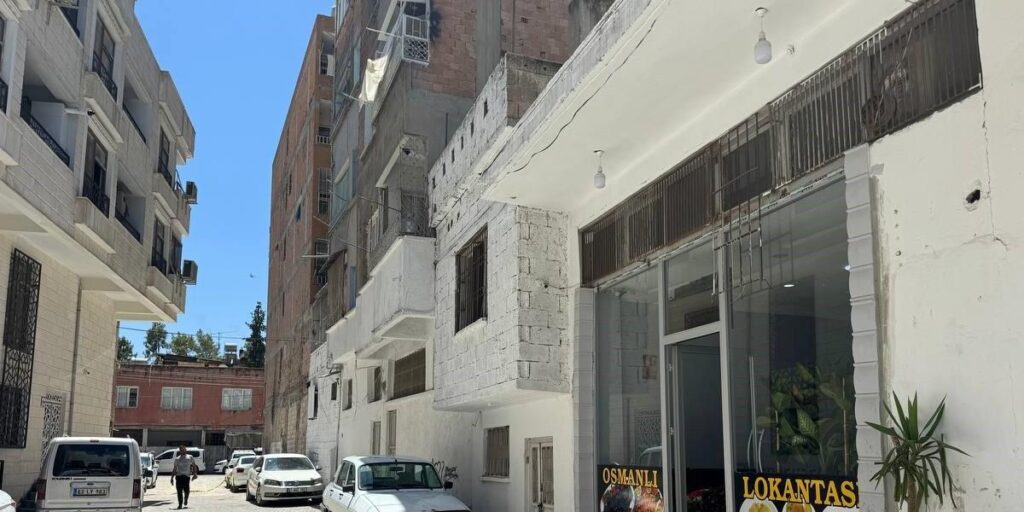 Pencereden atlayan kız çocuğu hayata tutundu
