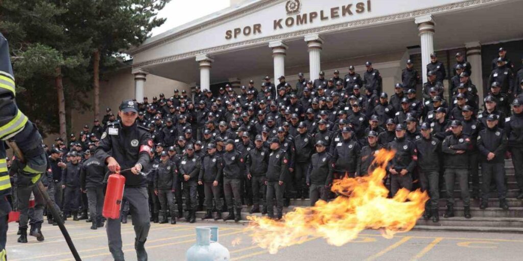 Polis adaylarına yangın eğitimi