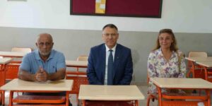 Rektör, 50 yıl sonra ilkokul öğretmeni ile ilk harfleri öğrendiği sıralara geri döndü