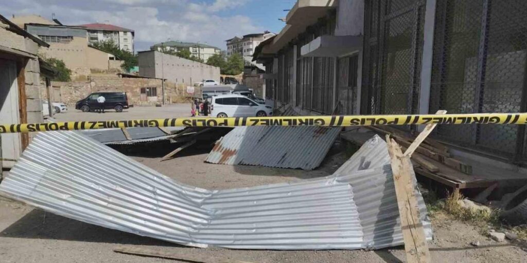 Rüzgar çatıları uçurdu, 3 araç hasar gördü
