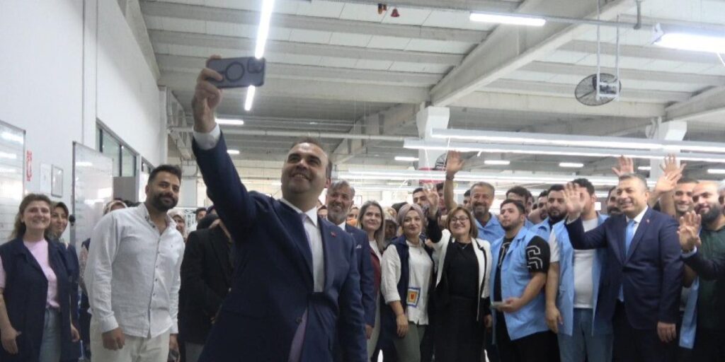 Sanayi ve Teknoloji Bakanı Kacır tekstil isçileriyle buluştu