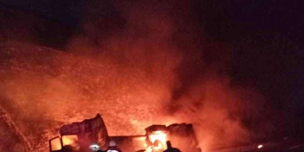 Şanlıurfa’da devrilen akaryakıt tankeri yandı