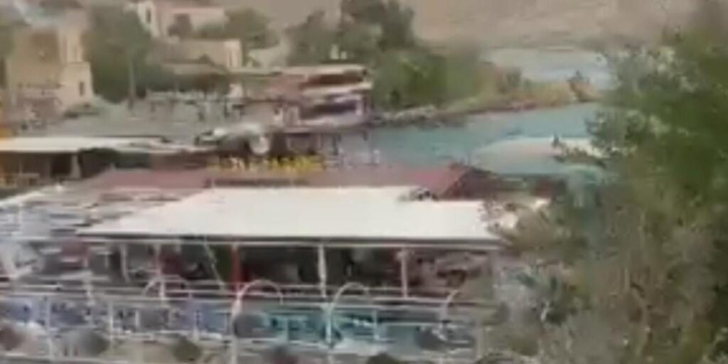 Şanlıurfa’da fırtınada halatları kopan duba restoran Fırat Nehri’nde sürüklendi