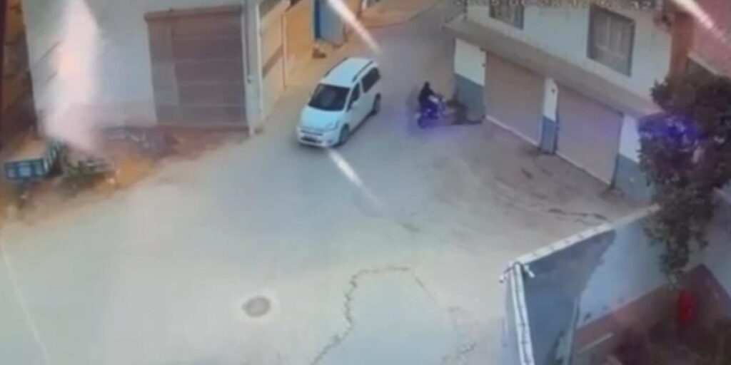Şanlıurfa’da motosikletli kadın sürücünün duvara çarptığı kaza kamerada