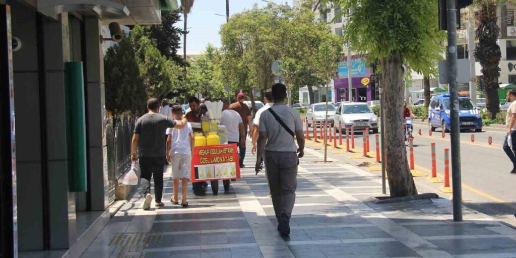 Şanlıurfa’da vatandaşlar terör örgütü PKK’nın silah bırakmasını sevinçle karşıladı