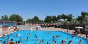 Şanlıurfalı gençler serinliğin tadını yüzme havuzlarında çıkarıyor