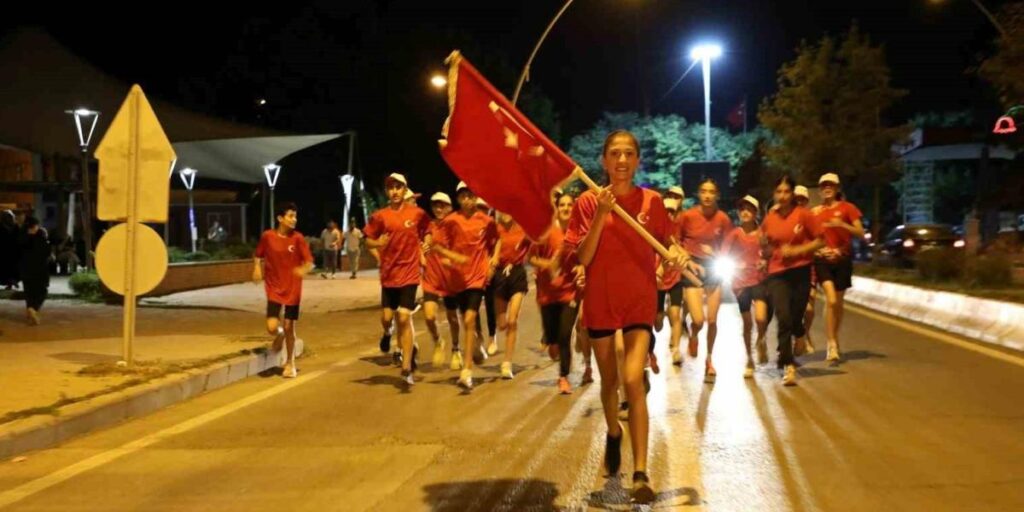 Şehitlerin emaneti sancak, dualarla Vali Koç’a teslim edildi
