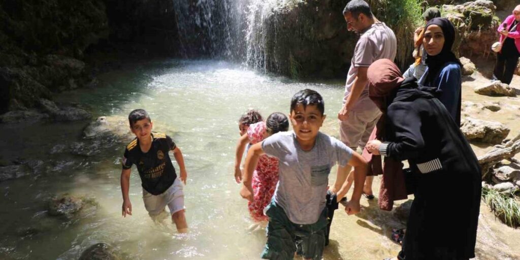 Sıcaktan kaçan şelalede serinledi