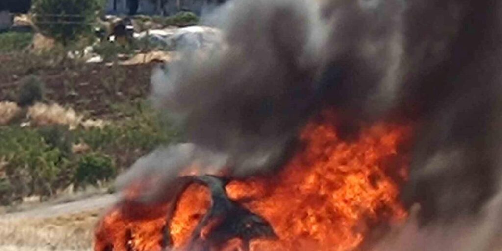Siirt’te seyir halindeki araç kül oldu